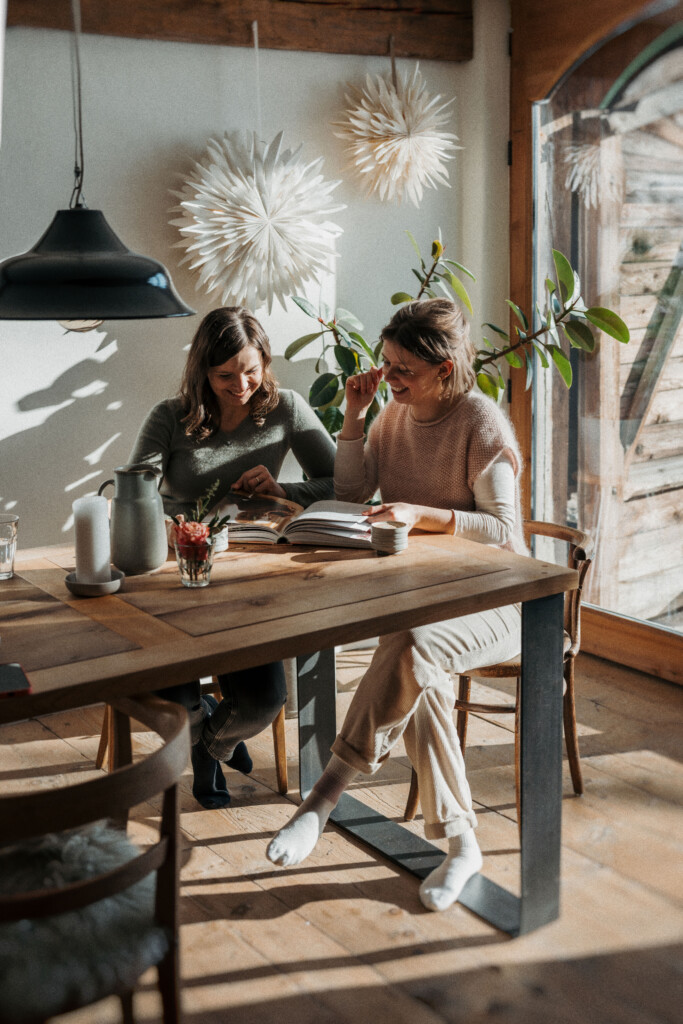 Anna und Carina beim Planen