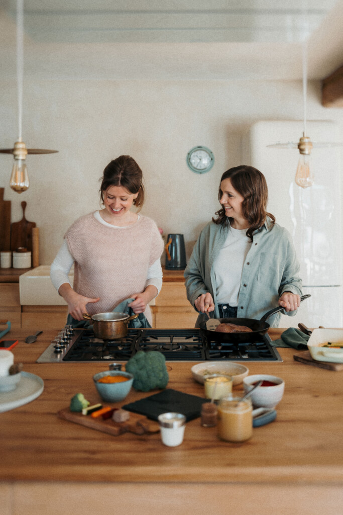 Anna und Carina beim Kochen